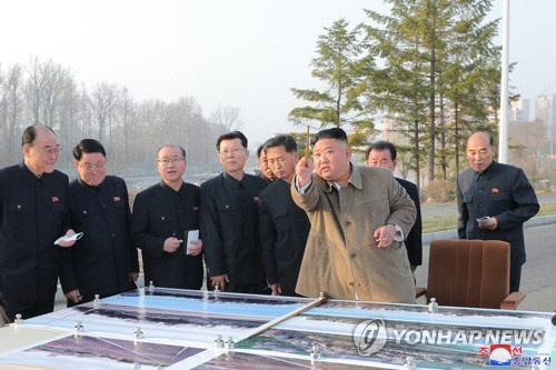 북한 김정은 국무위원장이 25일 단거리 탄도미사일인 '신형전술유도탄' 시험 발사 참관 대신 평양시내 도심에 건설할 예정인 주택단지 부지를 시찰했다.  [연합뉴스]